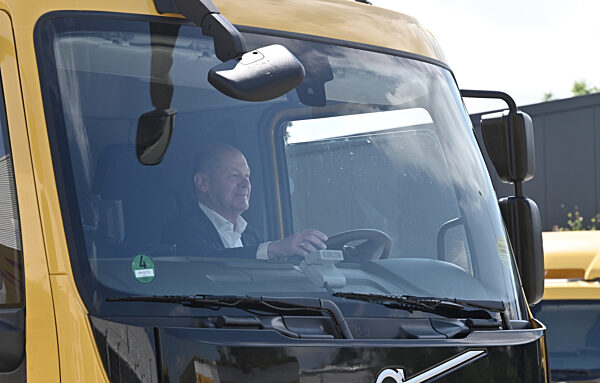 Bundeskanzler Scholz (SPD) besucht Briefzentrum in Stahnsdorf