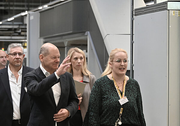 Bundeskanzler Scholz (SPD) besucht Briefzentrum in Stahnsdorf