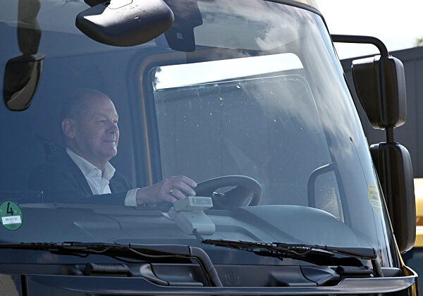 Bundeskanzler Scholz (SPD) besucht Briefzentrum in Stahnsdorf