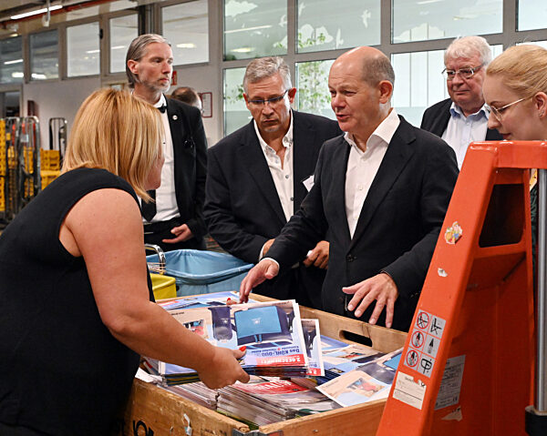 Bundeskanzler Scholz (SPD) besucht Briefzentrum in Stahnsdorf