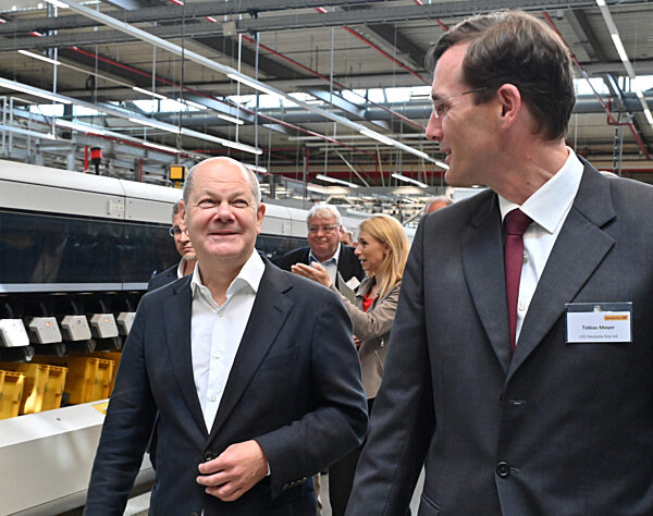 Bundeskanzler Scholz (SPD) besucht Briefzentrum in Stahnsdorf