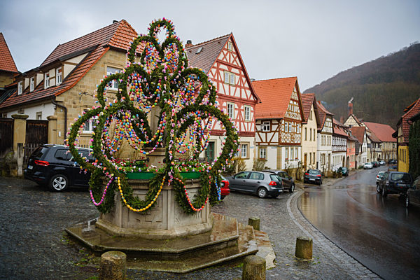Osterbrunnen in Zeil am Main