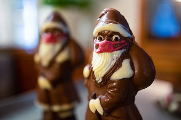 Schoko-Weihnachtsmänner mit Gesichtsmaske lösen Shitstorm aus