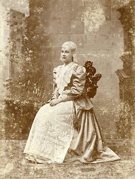 Portrait of Queen Wilhelmina in Frisian costume, Cornelis Bernardus Broersma, 1890 - 1910