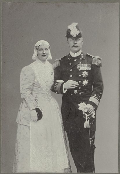 Portrait of Queen Wilhelmina in Frisian costume and Prince Hendrik in navy uniform, The Netherlands, Idanus Hendrikus Slaterus, 1901 - 1905