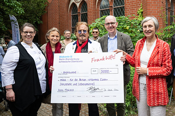 Frank Zander besucht Hitzehilfeeinrichtung in Berlin