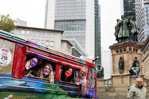 Vor Eröffnung der Frankfurter Buchmesse - Jeepney Journey
