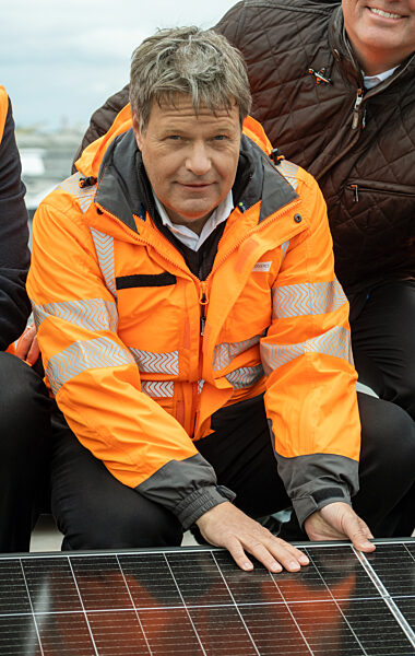 Deutschland, Bremen - Eroeffnung des Logistikzentrums C3 Bremen (BLG Logistics Group fuer Mercedes-Benz) bundesweit groesster Solaranlage auf Industrie-Immobilie: Bundeswirtschaftsminister Robert Habeck