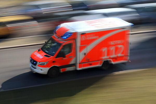 Berlin, Deutschland, Rettungswagen der Berliner Feuerwehr auf Einsatzfahrt