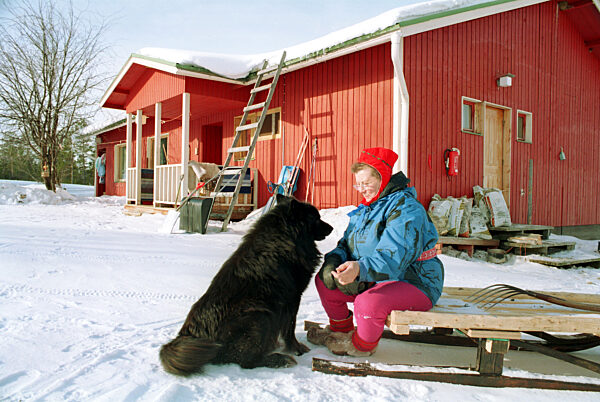 Sámi-Grossmutter mit ihrem Hund (Finnisch Lappland)