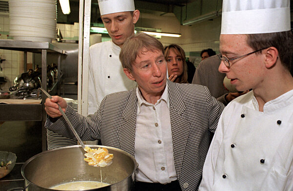 Regine Hildebrandt mit angehenden Koechen