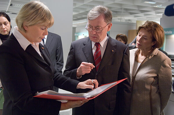 Horst Koehler und Marianne Birthler in der Stasi-Zentrale in Berlin Lichtenberg