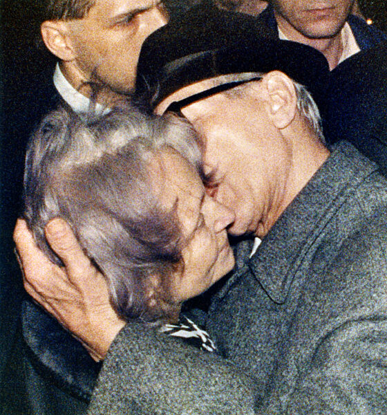 Berlin, DDR, Erich Honecker wird nach seiner Verhaftung am 29.01.1990 abgefuehrt