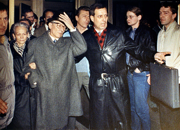 Berlin, DDR, Erich Honecker wird nach seiner Verhaftung am 29.01.1990 abgefuehrt