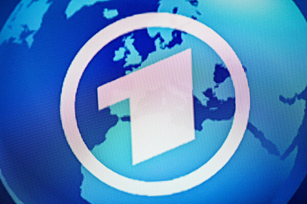 Logo der Tagesschau auf einem Bildschirm