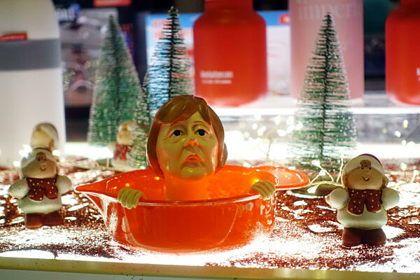 Berlin, Deutschland, Zitronenpresse mit dem Gesicht von Bundeskanzlerin Angela Merkel steht in einem Schaufenster