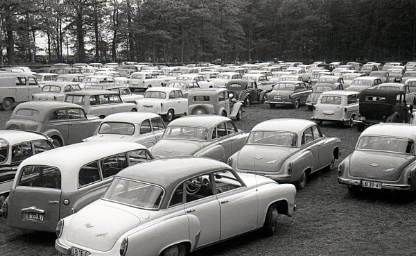 Gotha, DDR, Autos auf einem Parkplatz