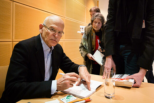 Berlin, Deutschland, Guenter Wallraff, Enthuellungsjournalist, vergibt Autogramme