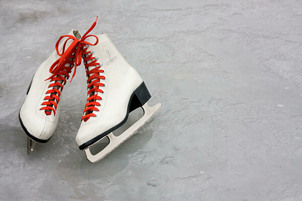 Berlin, Deutschland, weisse Schlittschuhe