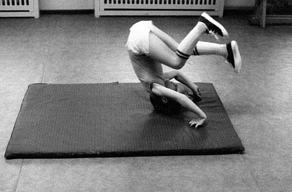 Berlin, DDR, kleiner Junge macht im Sportunterricht eine Vorwaertsrolle