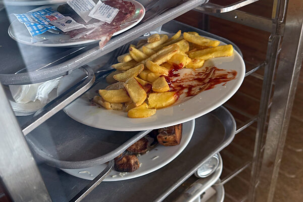 Saint Cloud, Frankreich, Essensreste auf Tellern in einem Tablettwagen