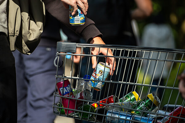 Deutschland, Hamburg - Sammeln von Pfandosen bei einer Veranstaltung