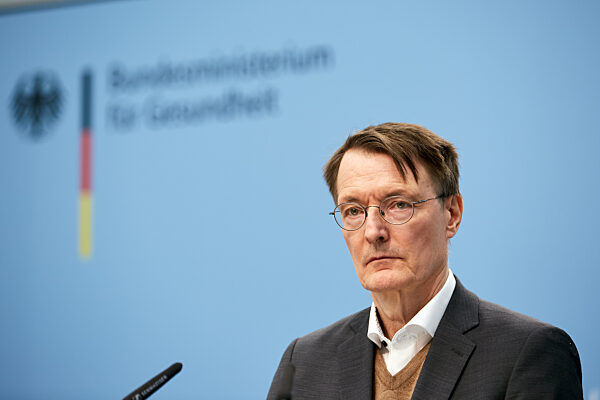 Berlin, Deutschland - Bundesgesundheitsminister Karl Lauterbach bei der Pressekonferenz zum Thema Krankenhausreform.