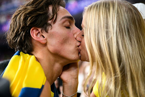 240805 Armand Duplantis of Sweden celebrates with his girlfriend Desiré...