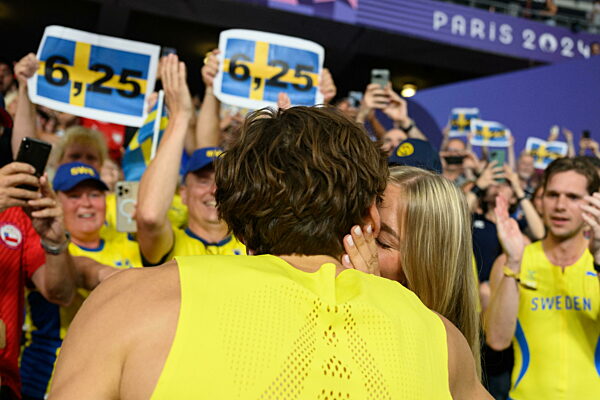 240805 Armand Duplantis of Sweden celebrates with his girlfriend Desiré...