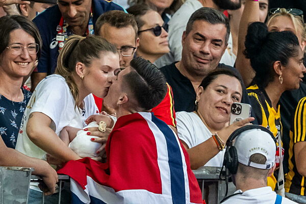 240810 Jakob Ingebrigtsen of Norway celebrates with his wife Elisabeth...