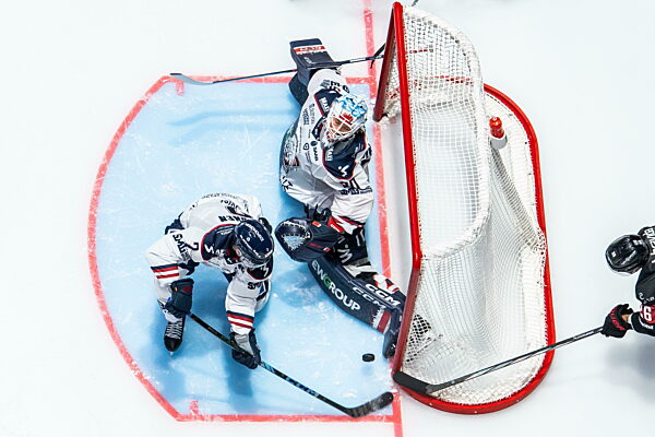 241007 Linköpings målvakt Christian Heljanko och Rasmus Rissanen räddar en...