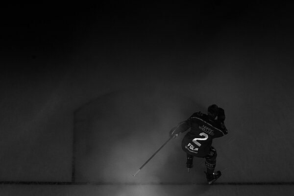 241012 Frölundas Christian Folin under introt inför ishockeymatchen i SHL...