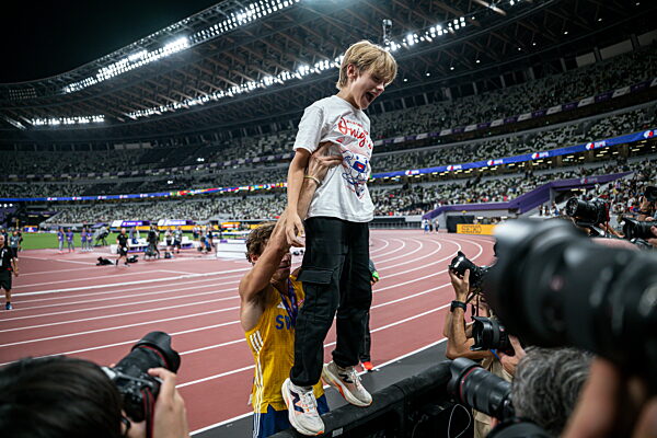 250915 Armand Duplantis of Sweden celebrate with a fan after setting a new...