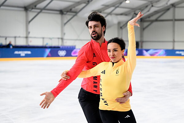 260207 Jennifer Janse van Rensburg and Benjamin Steffan of Germany at an ice...