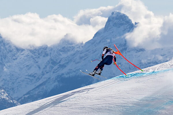 260208 Lindsey Vonn of USA crashes while competing in women's alpine skiing...