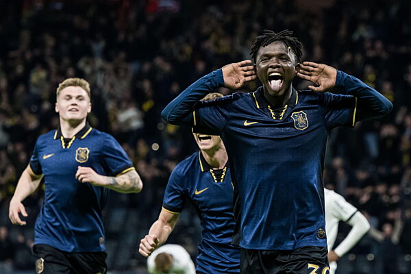 260309 AIKs Zadok Yohanna jublar efter sitt 2-0 mål under fotbollsmatchen i...