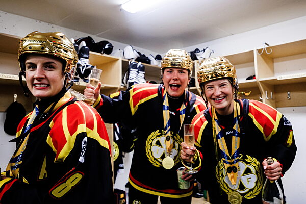 260327 Brynäs Jenniina Nylund, Elin Svensson och Anna Andersson jublar efter...