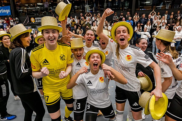 260328 Skoftebyns spelare jublar efter att de vunnit SM-finalen i RFL mellan...