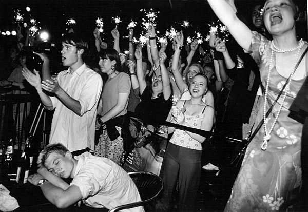 Jugendliche feiern mit Wunderkerzen