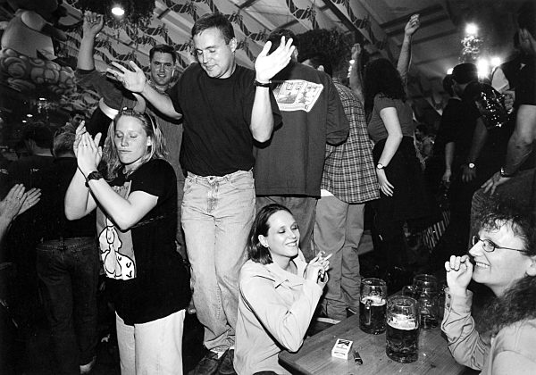 Bierzelt während des Oktoberfestes, 1990 | Beer tent at the Oktoberfest, 1990