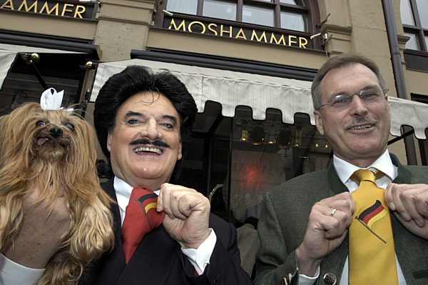 Johannes Singhammer präsentiert die neue 'Deutschland-Krawatte' von Rudolph Moshammer