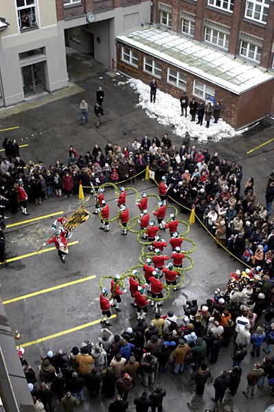 Schäfflertanz im Innenhof des Süddeutschen Verlages, 2005