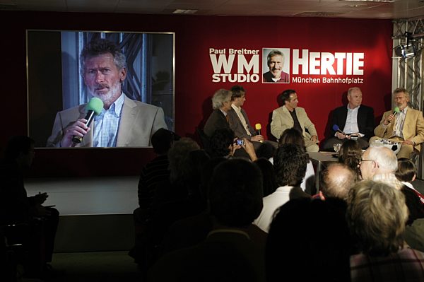 Paul Breitner im WM-Studio bei Kaufhaus Hertie in München, 2006