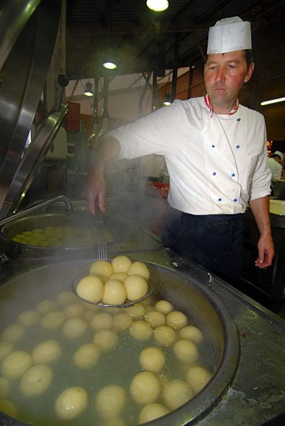 Oktoberfestküche im Löwenbräuzelt, 2006 | Kitchen at the Oktoberfest, 2006