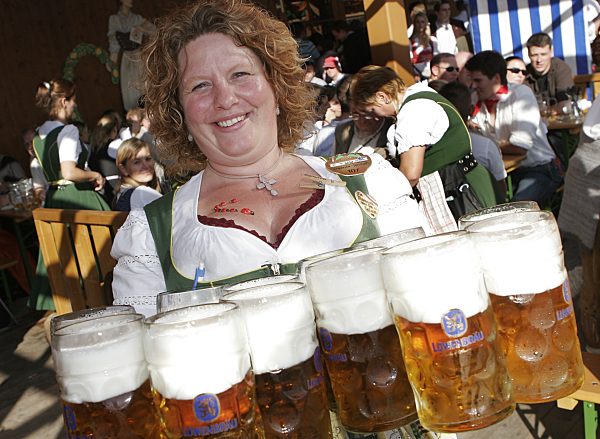 Kellnerin auf dem Münchner Oktoberfest, 2006 | Waitress at the Oktoberfest, 2006