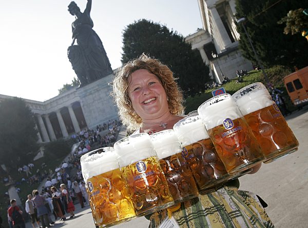 Kellnerin auf dem Münchner Oktoberfest, 2006 | Waitress at the Oktoberfest, 2006
