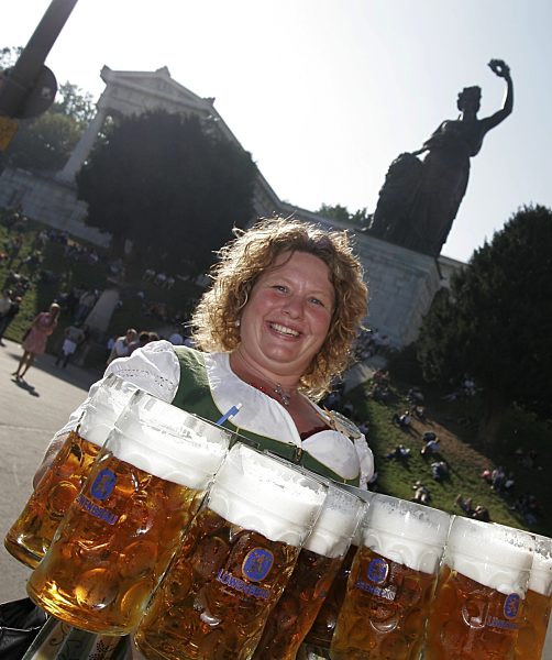 Kellnerin auf dem Münchner Oktoberfest, 2006 | Waitress at the Oktoberfest, 2006