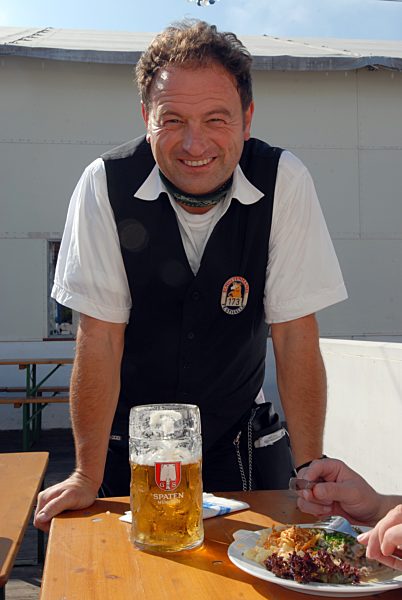 Pfarrer bedient auf dem Münchner Oktoberfest, 2006 | Pastor as a waiter at the Oktoberfest, 2006