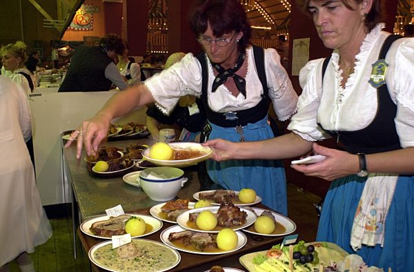 Tellerausgabe im Löwenbräuzelt, 2002 | Waitresses at the Oktoberfest in Munich, 2002