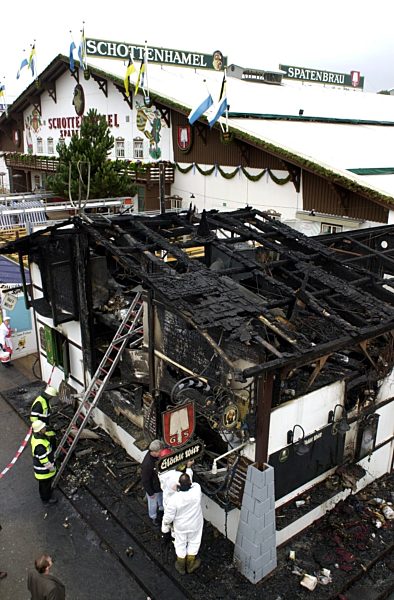 Abgebranntes Zelt auf dem Oktoberfest, 2002 | Flame cut tent at the Oktoberfest, 2002